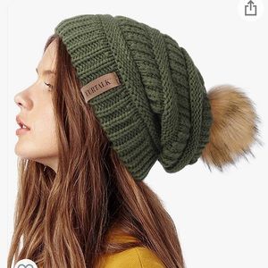 Slouchy beanie with Pom Pom green